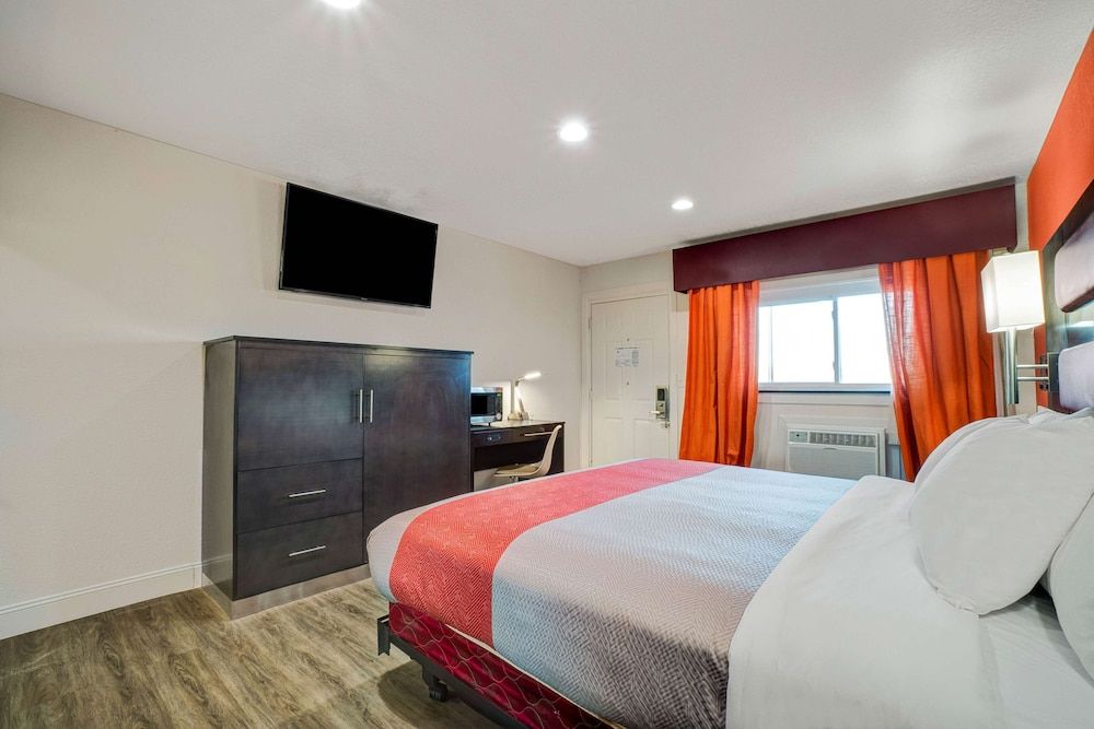 Motel 6 Bellville, OH - Mid Ohio Standard Room, 1 King Bed, Non Smoking, Refrigerator & Microwave 7