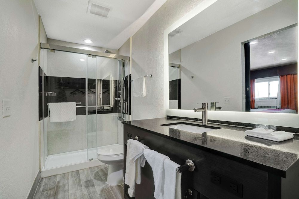 Motel 6 Bellville, OH - Mid Ohio Standard Room, 1 King Bed, Non Smoking, Refrigerator & Microwave 10