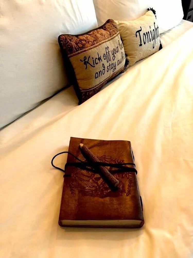 Cedar Stables Inn and Suites Basic Suite, 2 Double Beds 2