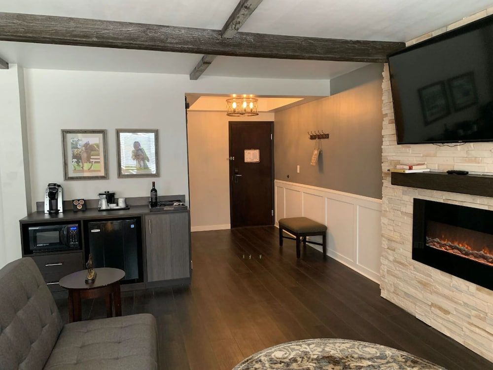 Cedar Stables Inn and Suites Elite Suite, Multiple Beds 3