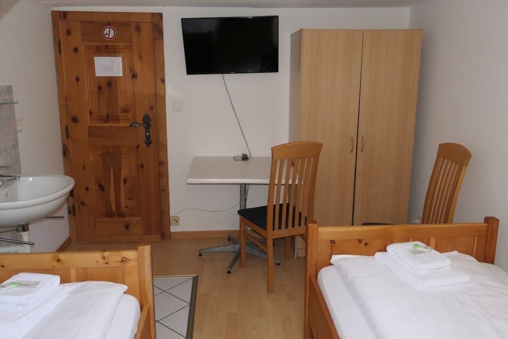 Hotel Franziskaner Basic Twin Room, Shared Bathroom 7