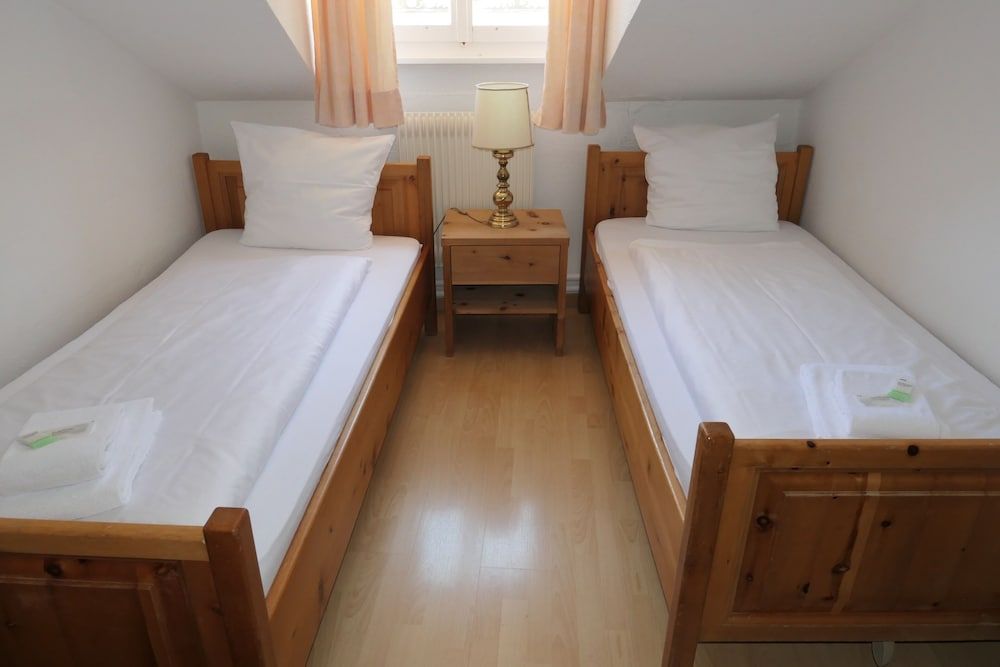 Hotel Franziskaner Basic Twin Room, Shared Bathroom 2