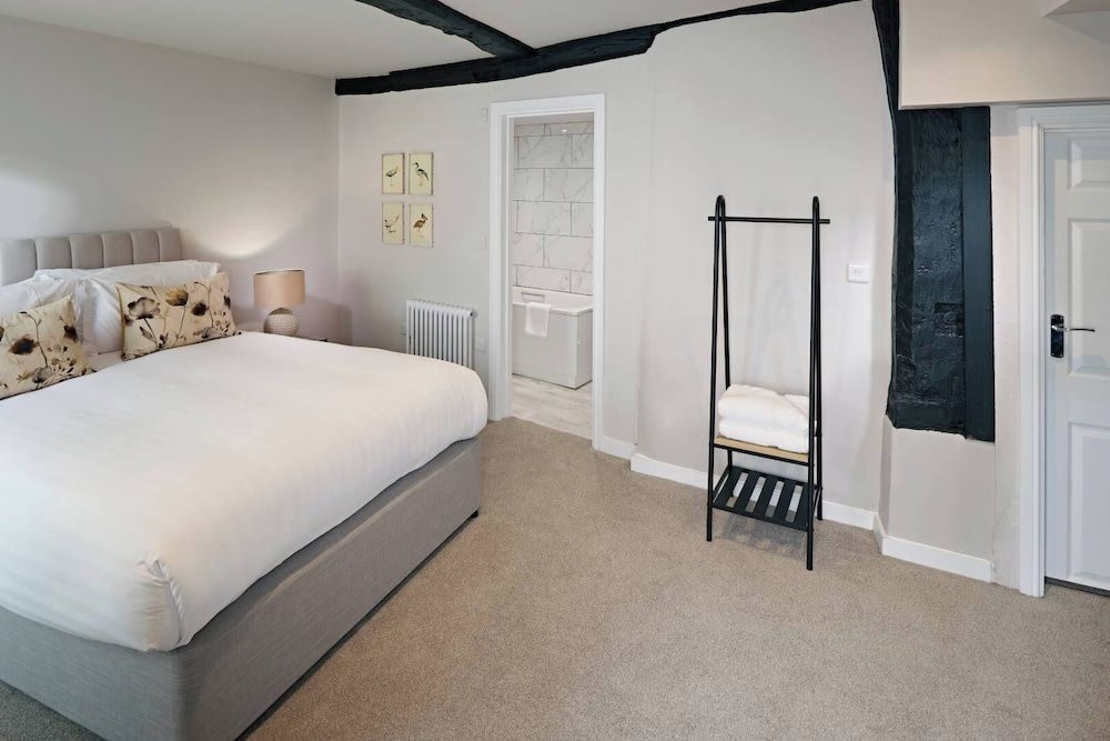 Suite, 1 King Bed, Non Smoking, Courtyard Area (with Sofabed)