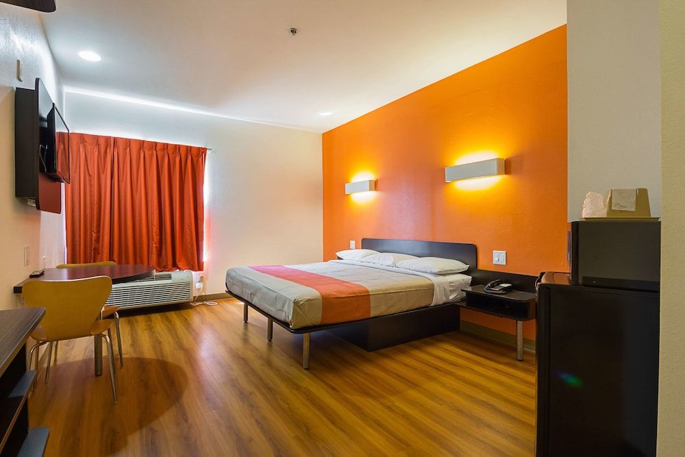 Standard Room, 1 King Bed, Accessible, Non Smoking