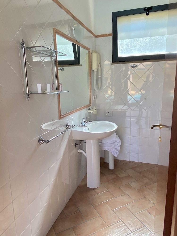 Hotel Le Querciolaie dei Ricci Superior Triple Room 2