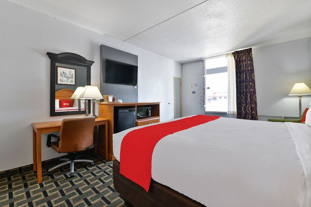 OYO Hotel Lake Park/Valdosta I-75, Exit 5 Premium Room, 1 King Bed 7