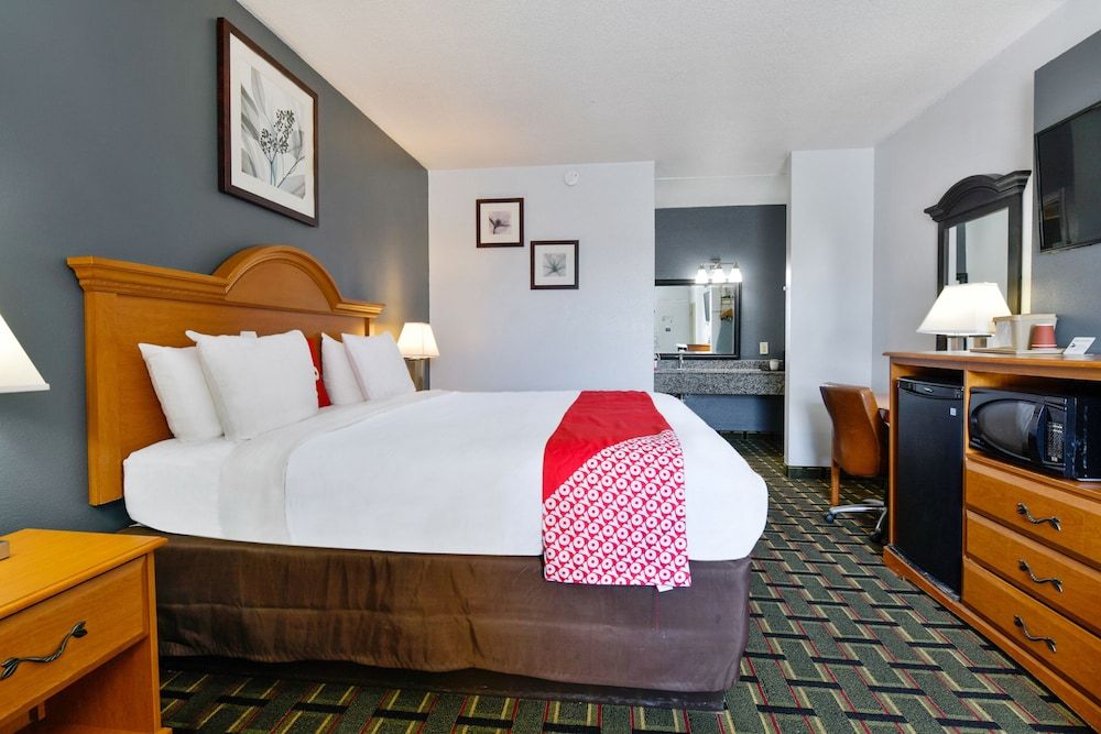 OYO Hotel Lake Park/Valdosta I-75, Exit 5 Premium Room, 1 King Bed 3