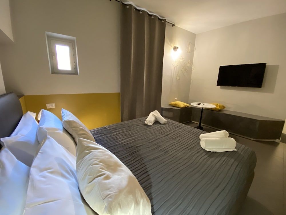 Cavour Urban Rooms Triple Room, Private Bathroom 6