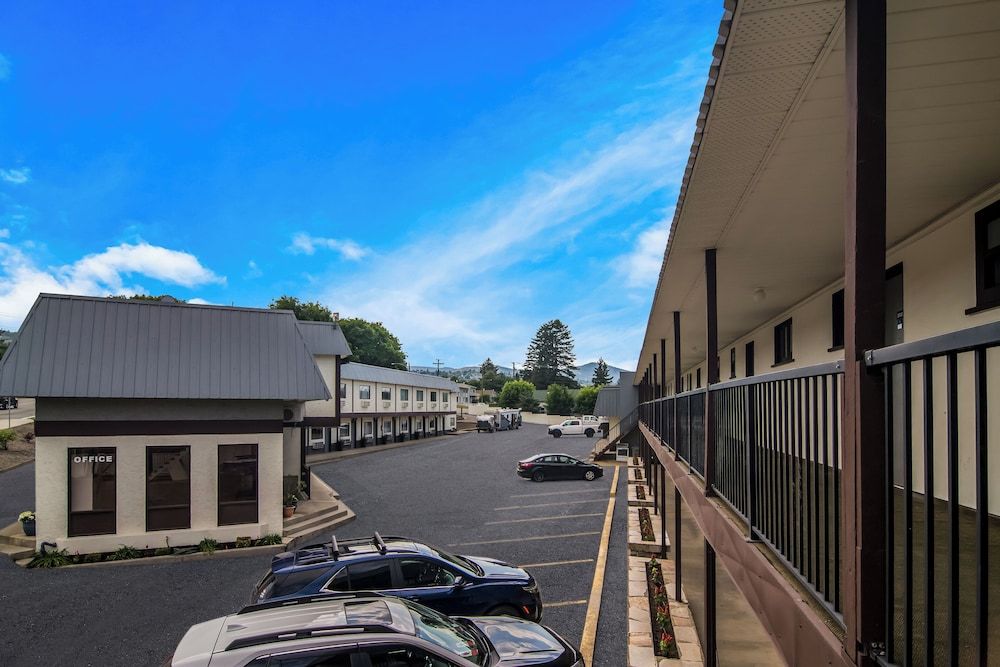 undefined Canadas Best Value Inn & Suites Kamloops 7