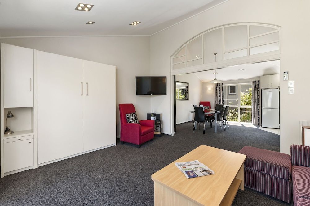 The Village Resort Two Bedroom Apartment, Lake View 7