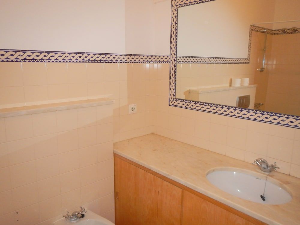 Estrela Charming Rooms by Host-Point Double Room, Shared Bathroom (Aqua Room) 12