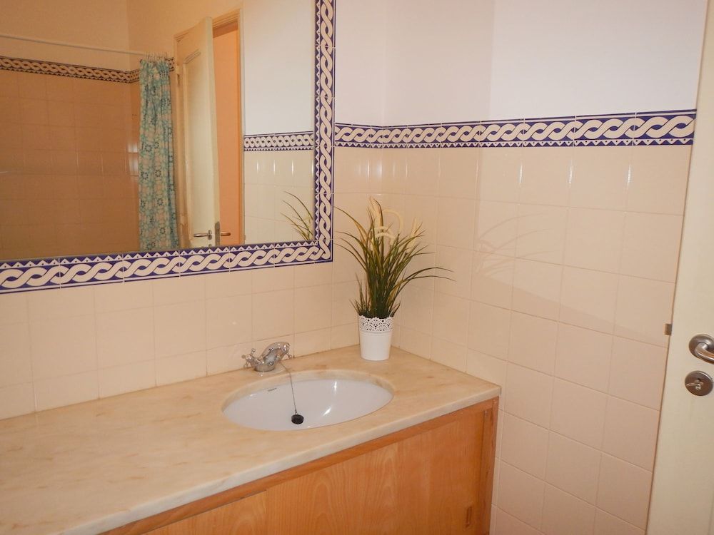 Estrela Charming Rooms by Host-Point Double Room, Shared Bathroom (Aqua Room) 14