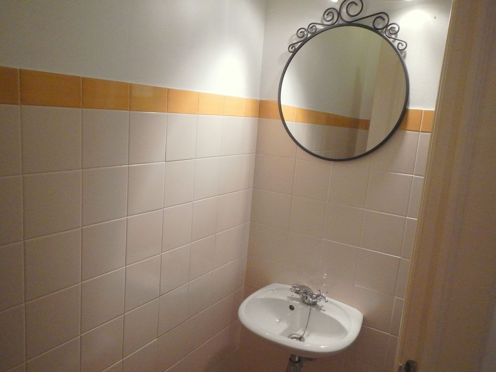 Estrela Charming Rooms by Host-Point Double Room, Shared Bathroom (Aqua Room) 15