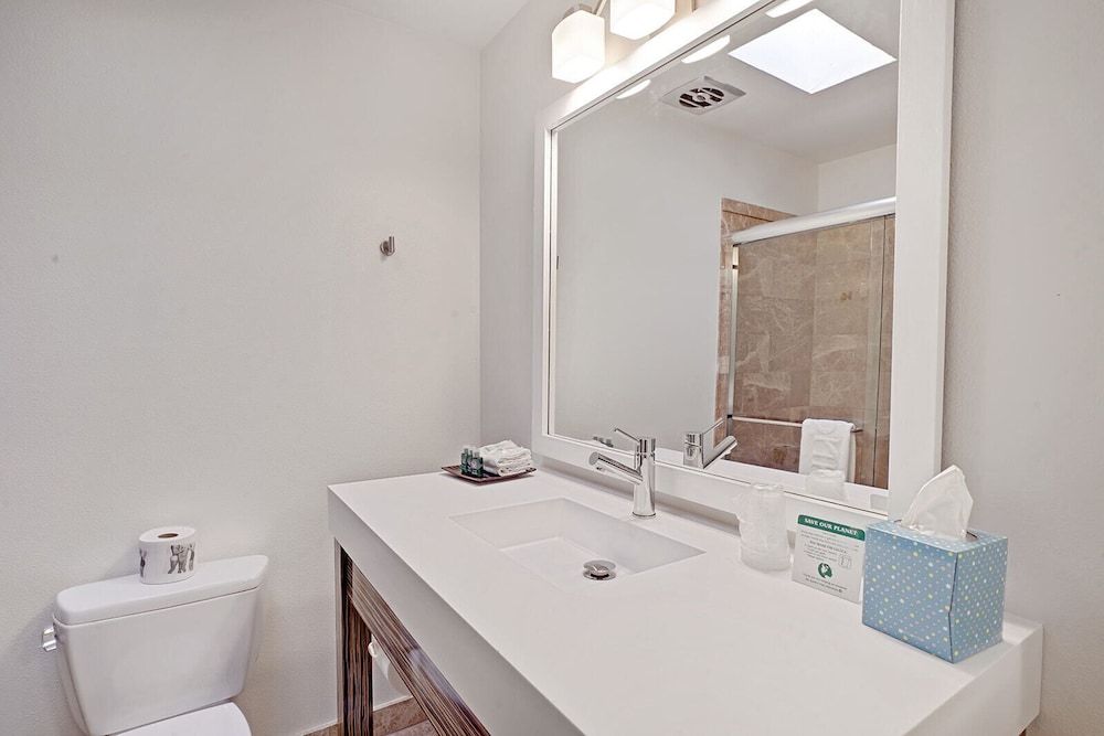 Inndulge -- A Modern Gay Men's Resort Double Room, Private Bathroom (Random Hotel Room Stay) 2