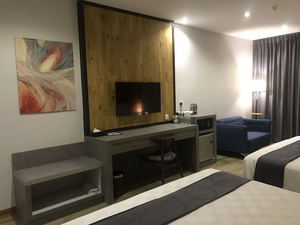 Frame Hotel Family Suite, City View 3