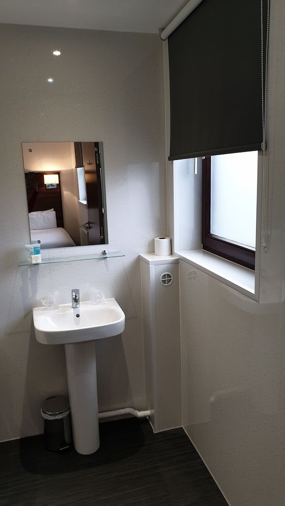 Premier Lodge Twin Room