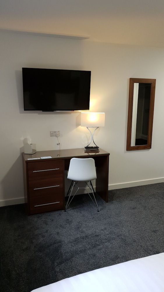 Premier Lodge Twin Room 3