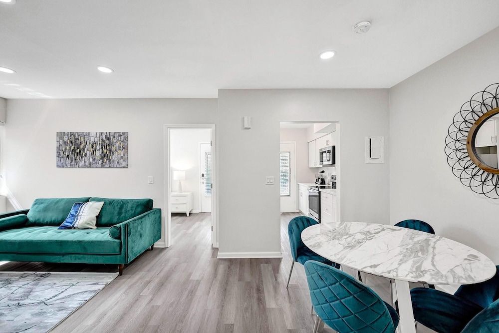 Bay Harbor Suites Family Apartment, 2 Bedrooms, Kitchen 8