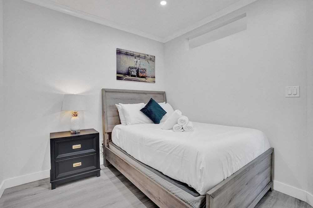 Bay Harbor Suites Family Apartment, 5 Bedrooms, Pool Access