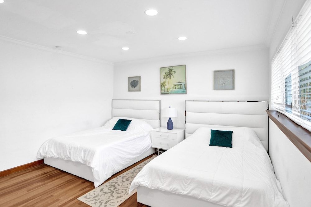 Bay Harbor Suites Family Apartment, 5 Bedrooms, Pool Access 3