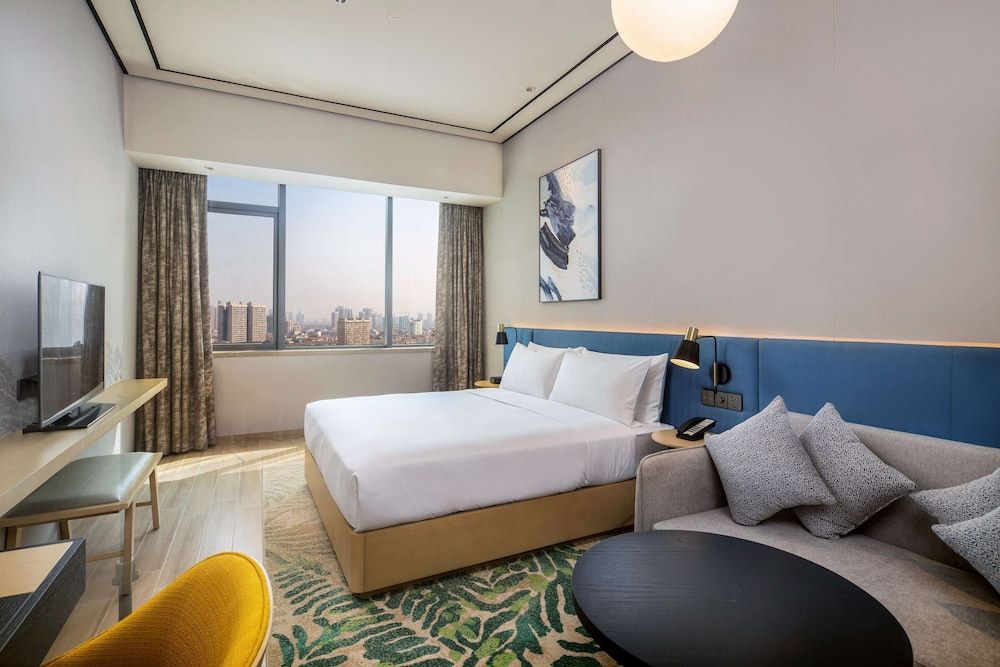 Basic Room, 1 King Bed