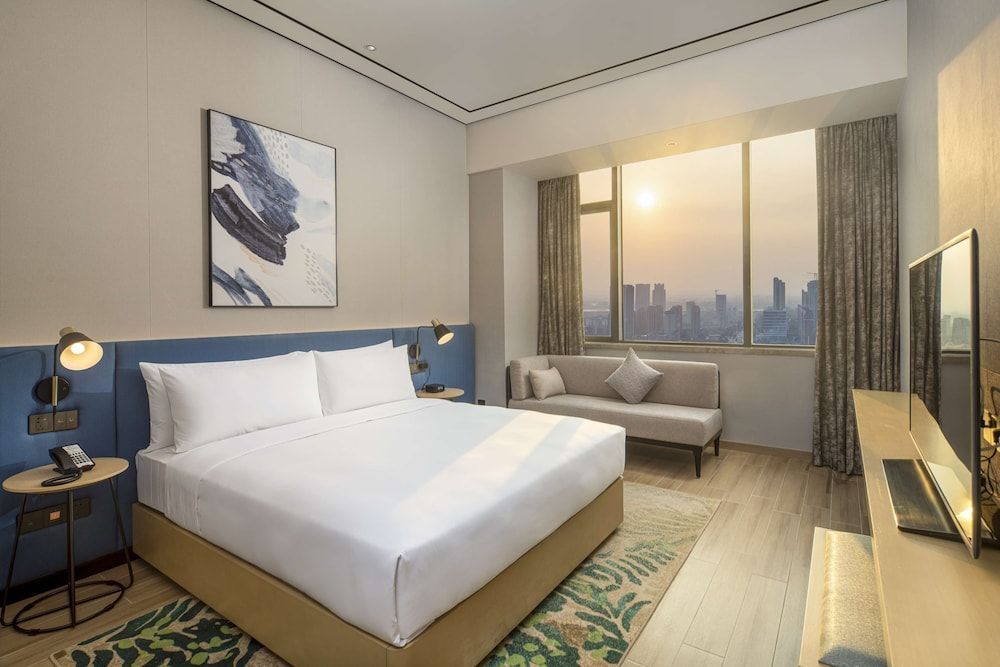 Deluxe Suite, 1 King Bed, Lake View