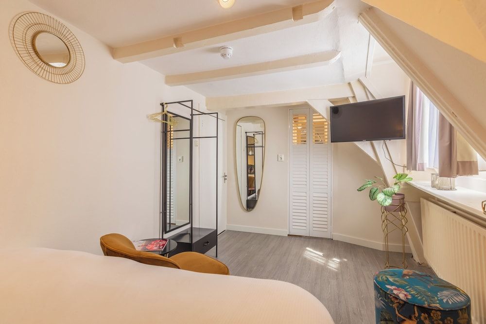 LOT Hotel Single Room