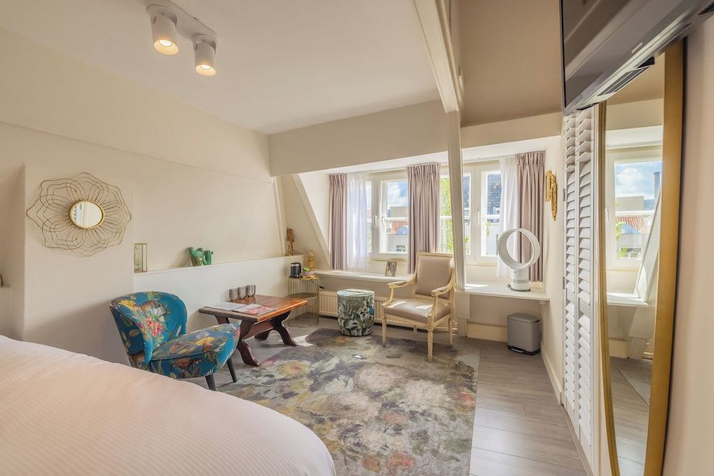 LOT Hotel Deluxe Double Room 4