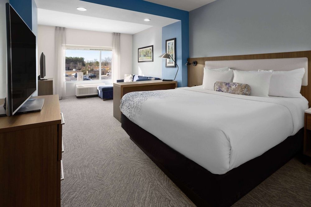 Deluxe Studio, 1 King Bed, Non Smoking