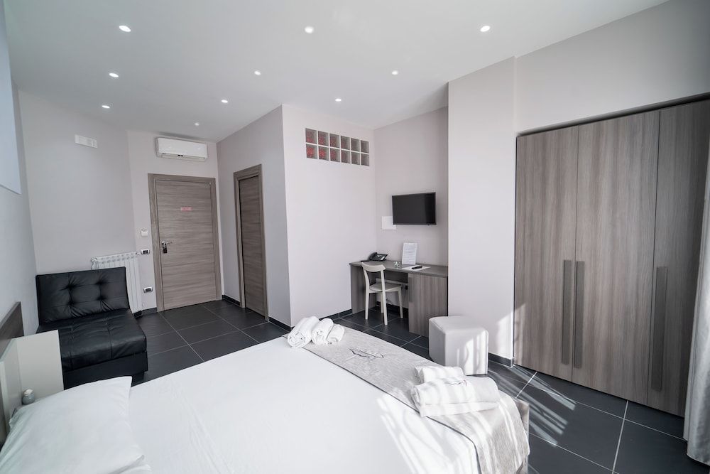 Royal Art House H Duomo DELUXE double room - separate building - piazza mercato 45 3