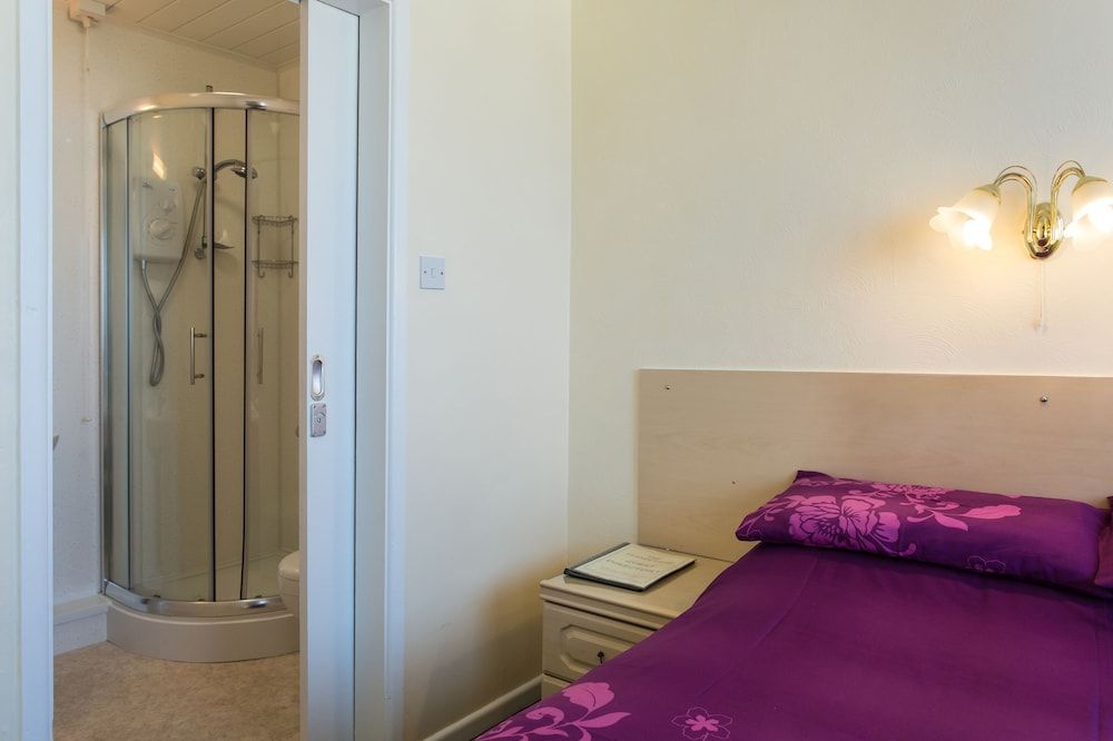 The Glendeveor Double Room, Sea View (Small) 11