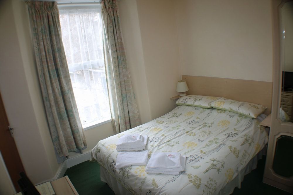The Glendeveor Double Room, Sea View (Small) 5