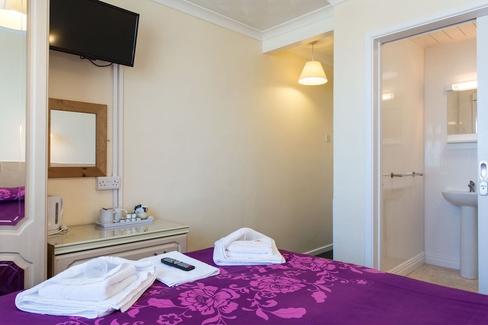 The Glendeveor Double Room, Sea View (Small) 4