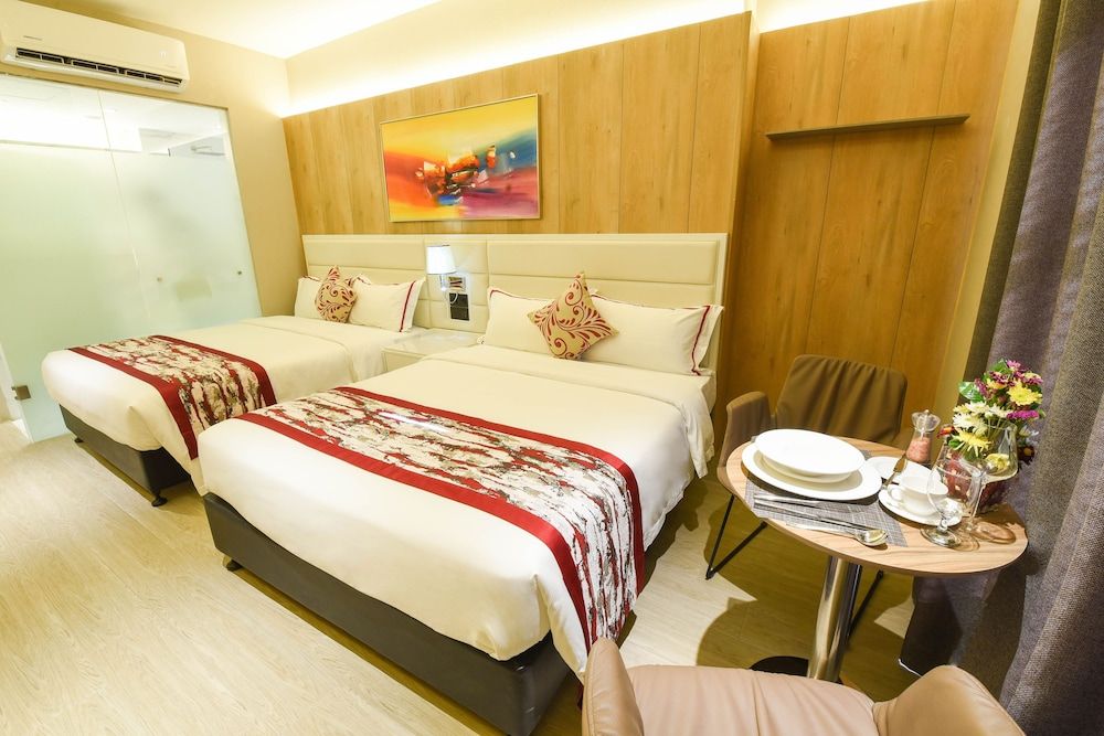 Red Hotel Cubao, Quezon City Deluxe Twin Room 3