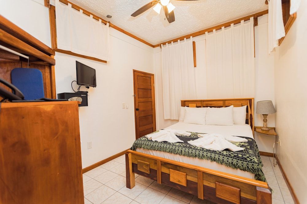 Falling Leaves Lodge Family House 3