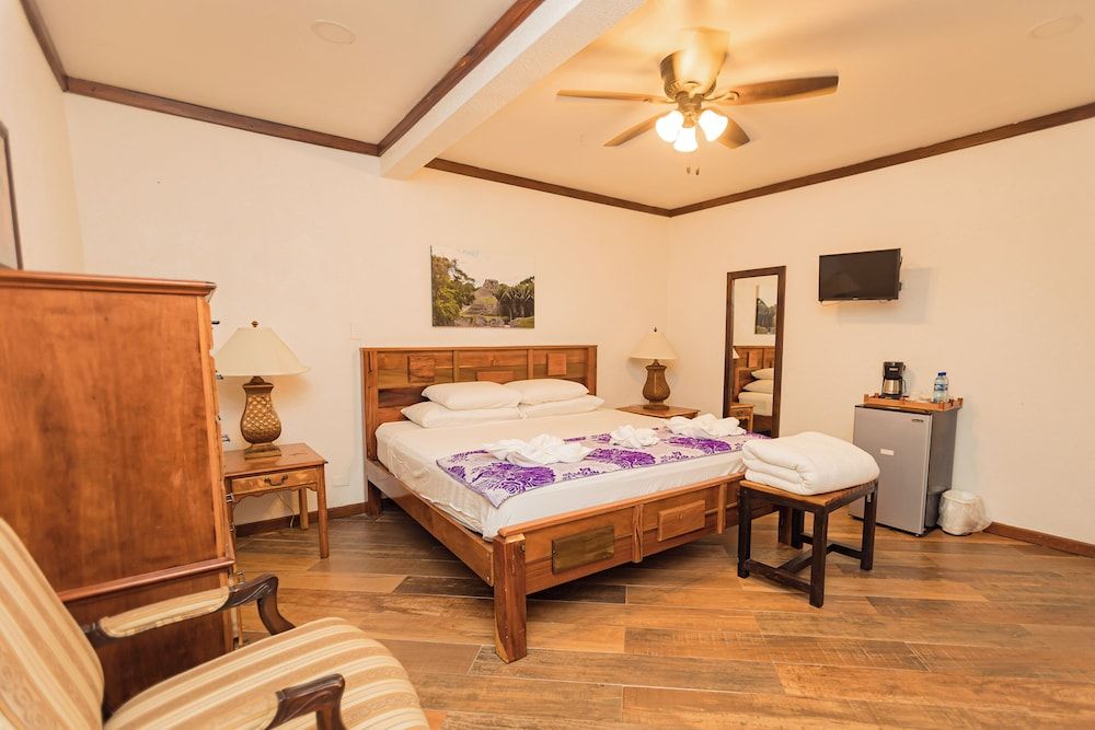 Falling Leaves Lodge Stone House Superior Room