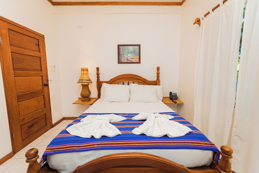 Falling Leaves Lodge Family House