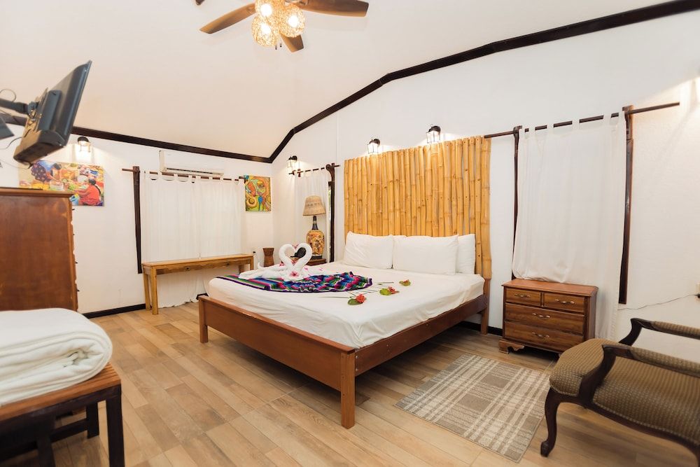 Falling Leaves Lodge Regular Cabana 3