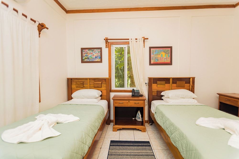 Falling Leaves Lodge Family House 2