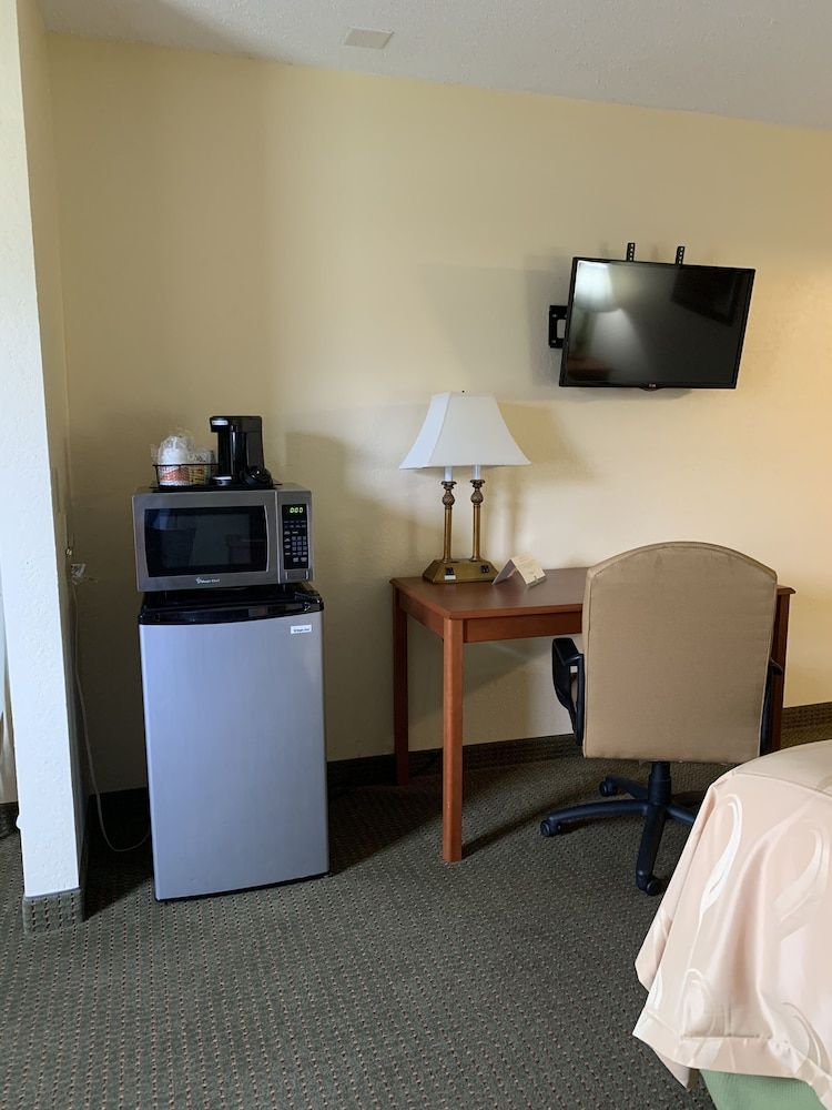Quality Inn & Suites Prestonsburg next to Mountain Arts Center Standard Room, 2 Queen Beds, Non Smoking 3