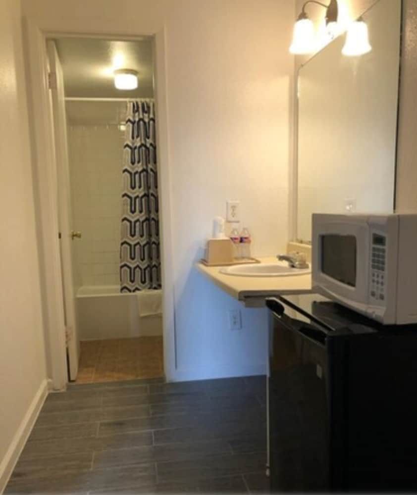 Royal Inn Deluxe Double Room 4