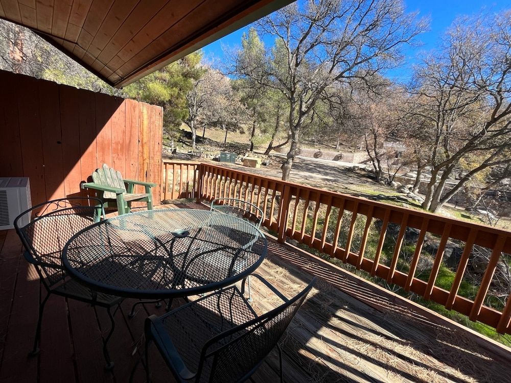 Whispering Pines Lodge Mountain View King 5