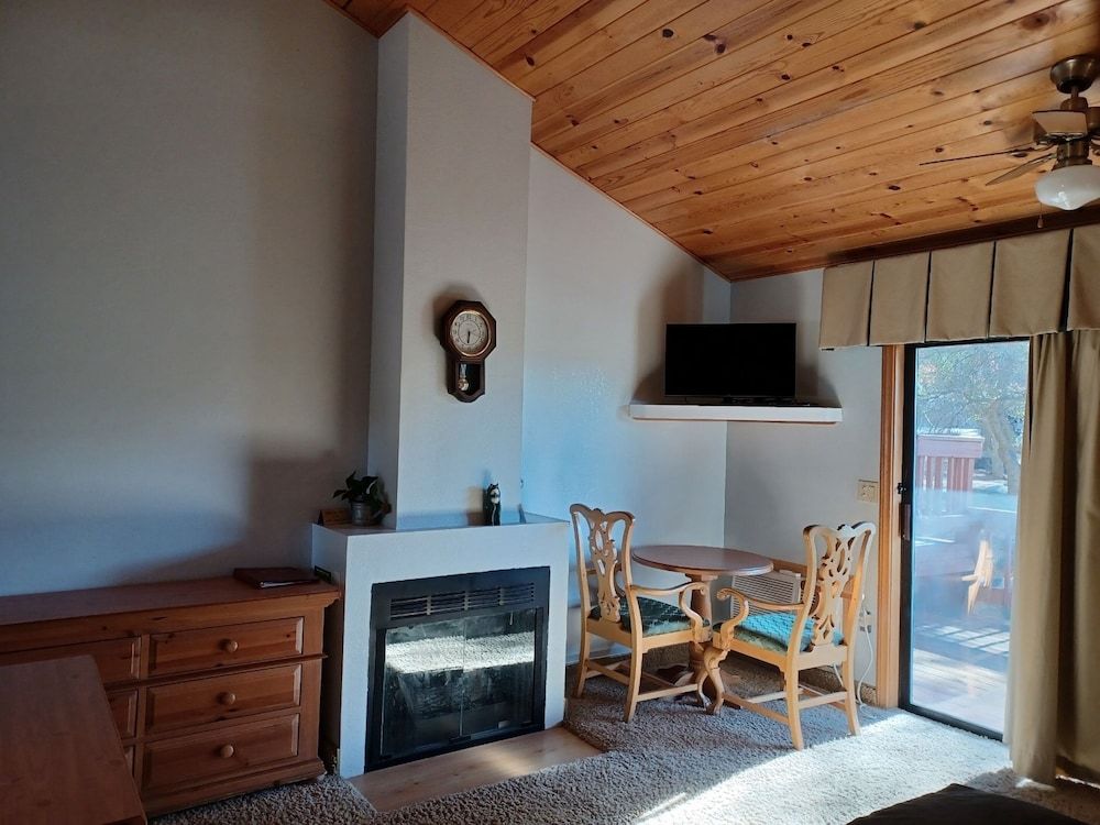 Whispering Pines Lodge Mountain View King + Single 8