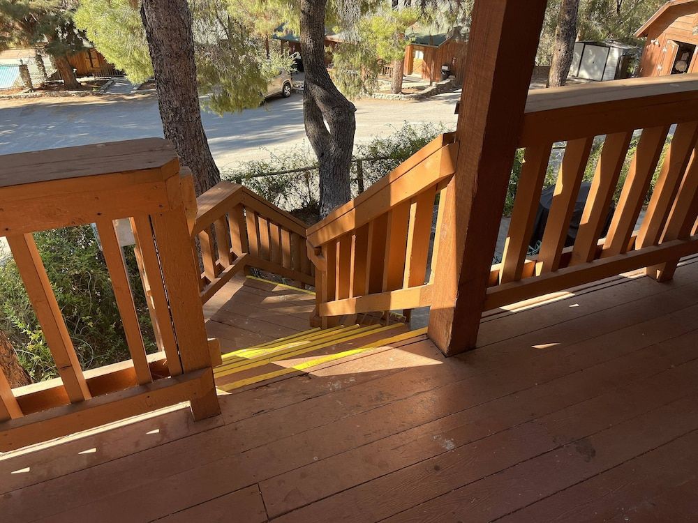 Whispering Pines Lodge King & Couch Suite - Jacuzzi 3