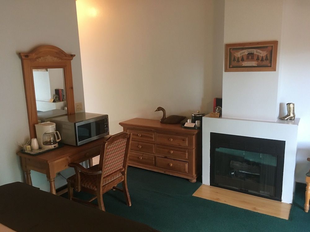 Whispering Pines Lodge Mountain View King + Single 7