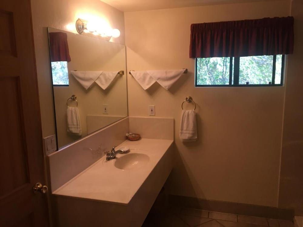 Whispering Pines Lodge King & Couch Suite - Jacuzzi 6