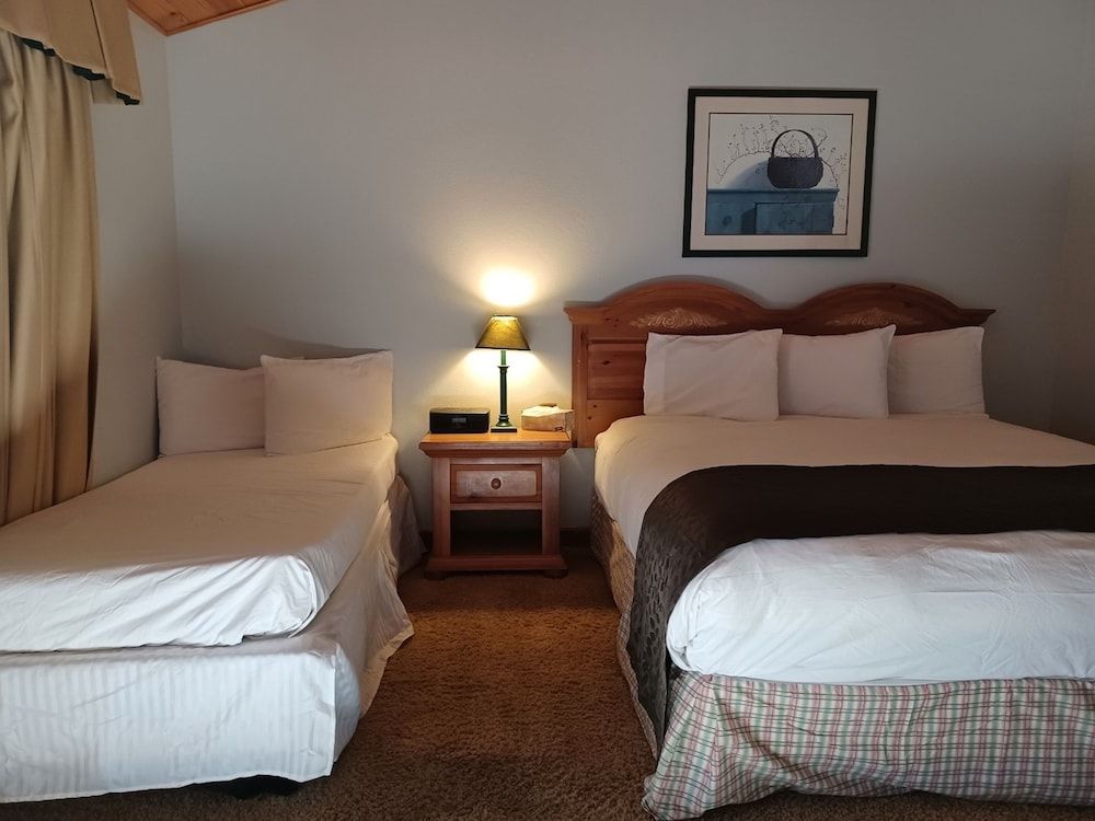 Whispering Pines Lodge Mountain View King + Single 2