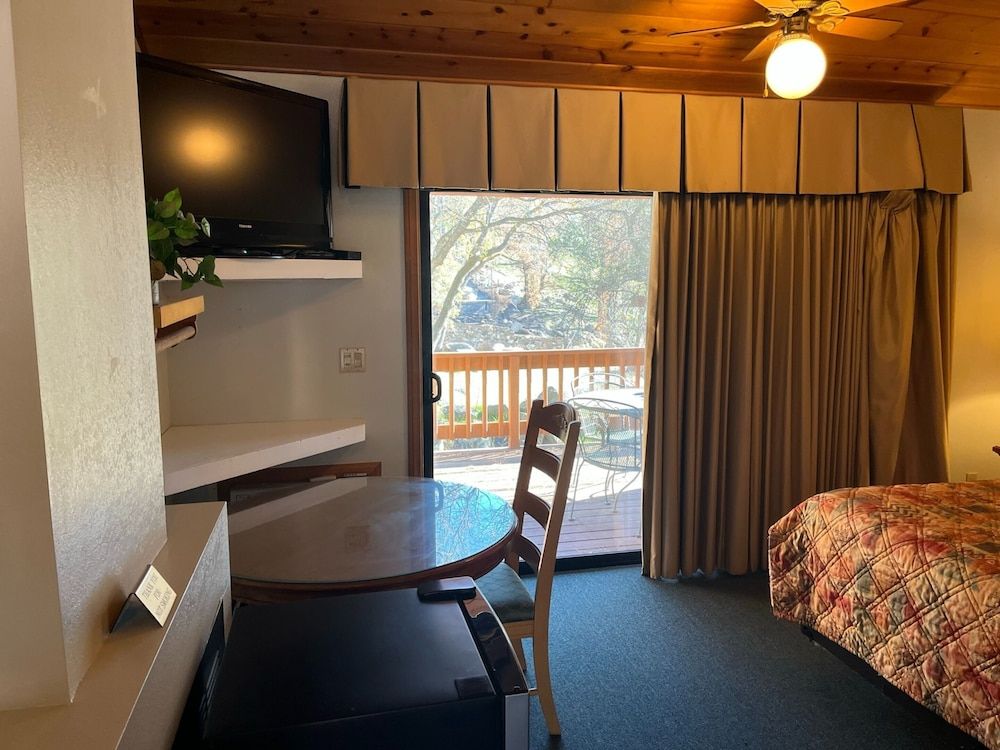 Whispering Pines Lodge Mountain View King 8
