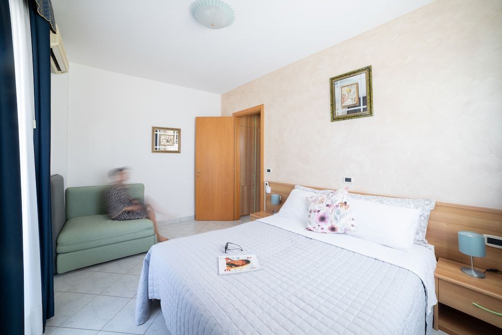 Family Suite, 1 Bedroom, Balcony (Kitchenette)
