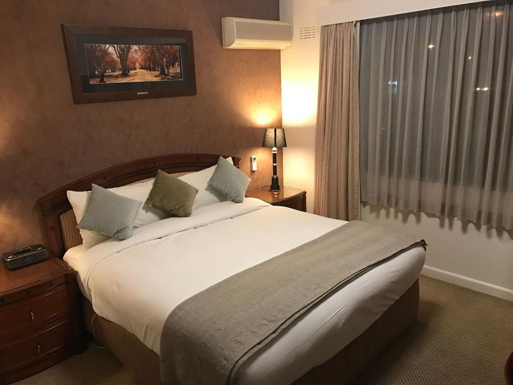 Country Plaza Queanbeyan Deluxe Room, 1 King Bed 3
